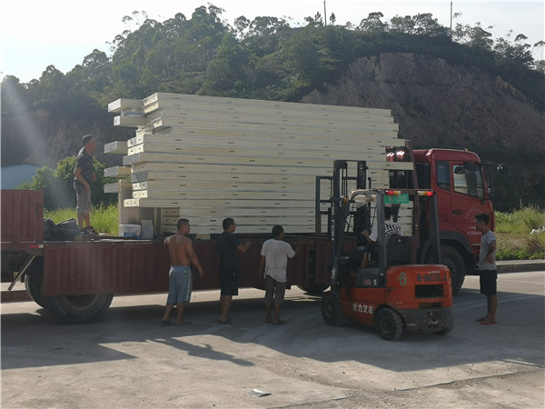 速凍鋁排貨架冷庫不銹鋼庫板安裝現場 速凍鋁排貨架冷庫不銹鋼庫板安裝現場